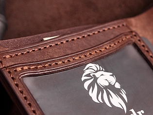 Шкіряний гаманець з прозорим відділом для ID паспорта або водійського посвідчення, три карти та дві таємні кишені