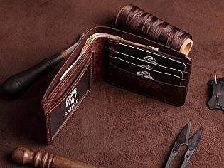 Шкіряний гаманець з прозорим відділом для ID паспорта або водійського посвідчення, три карти та дві таємні кишені