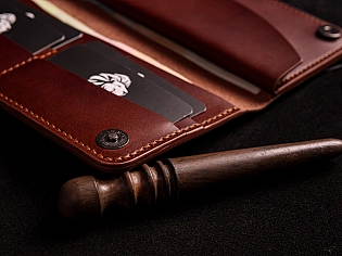 Гаманець на рівну купюру з внутрішнім відділом для монет на кнопці та чотири відділи для карт