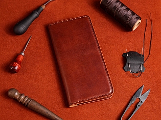 Гаманець на рівну купюру шкіряний вміщає 2 кишені для банкнот та 9 для карток