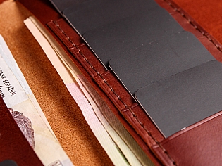 Гаманець на рівну купюру шкіряний вміщає 2 кишені для банкнот та 9 для карток