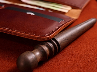 Гаманець на рівну купюру шкіряний вміщає 2 кишені для банкнот та 9 для карток