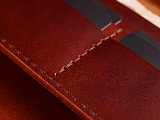 Гаманець на рівну купюру шкіряний вміщає 2 кишені для банкнот та 9 для карток