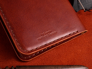 Гаманець на рівну купюру шкіряний вміщає 2 кишені для банкнот та 9 для карток