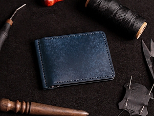 Шкіряний гаманець пошитий з італійської шкіри вміщає чотири внутрішні відділи для пластикових карт, ручний пошив