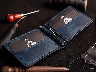 Шкіряний гаманець пошитий з італійської шкіри артикул marmoreo, колір синій, нитка чорна поміщає чотири внутрішні відділи для пластикових карт, ручний пошив