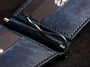 Шкіряний гаманець пошитий з італійської шкіри вміщає чотири внутрішні відділи для пластикових карт, ручний пошив