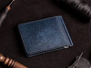 Шкіряний гаманець пошитий з італійської шкіри вміщає чотири внутрішні відділи для пластикових карт, ручний пошив