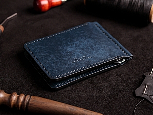 Шкіряний гаманець пошитий з італійської шкіри вміщає чотири внутрішні відділи для пластикових карт, ручний пошив