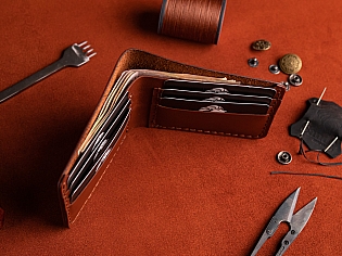 Компактний шкіряний чоловічий гаманець пошитий вручну поміщає 6 відділів для карток