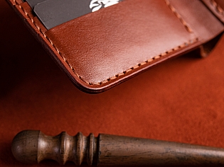 Компактний шкіряний чоловічий гаманець пошитий вручну поміщає 6 відділів для карток