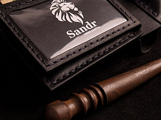 Шкіряний крафтовий гаманець на кнопці з прозорими відділами для документів, карток та монет