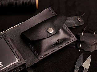 Шкіряний крафтовий гаманець на кнопці з прозорими відділами для документів, карток та монет