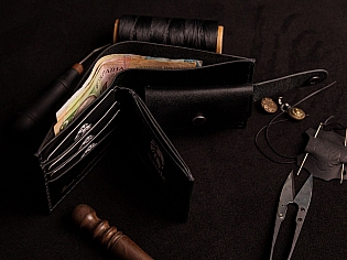 Шкіряний крафтовий гаманець на кнопці з прозорими відділами для документів, карток та монет