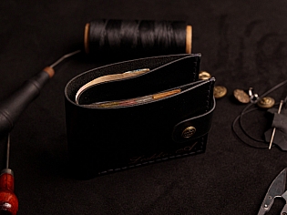 Шкіряний крафтовий гаманець на кнопці з прозорими відділами для документів, карток та монет