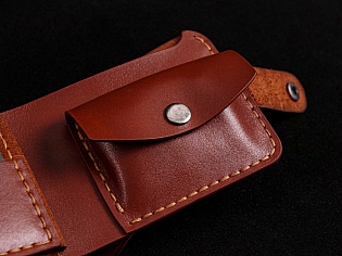 Пошитий вручну шкіряний гаманець з прозорим відділом для документів, карток та монет