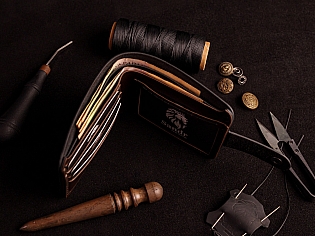 Шкіряний чоловічий гаманець на кнопці з прозорим відділом для id документів та три карти