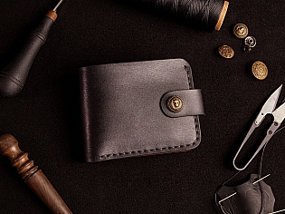 Шкіряний чоловічий гаманець на кнопці з прозорим відділом для id документів та три карти