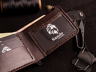 Шкіряний чоловічий гаманець на кнопці з прозорим відділом для id документів та три карти