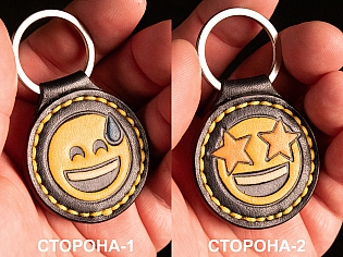Шкіряний брелок двосторонній з тисненням смайликів  усміхнене обличчя з краплиною поту та усміхнене обличчя із зірками в очах