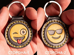 Шкіряний брелок двосторонній з тисненням смайликів усміхнене обличчя, що підморгує та висовує язик та усміхнене обличчя в окулярах