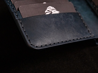 Шкіряний гаманець синього кольору з тисненням черепа та монетницею