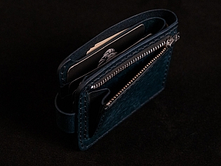 Шкіряний гаманець синього кольору з тисненням черепа та монетницею