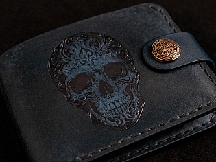 Шкіряний гаманець синього кольору з тисненням черепа та монетницею