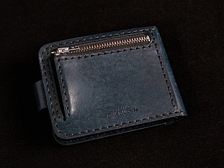 Шкіряний гаманець синього кольору з тисненням черепа та монетницею