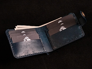 Шкіряний гаманець синього кольору з тисненням черепа та монетницею