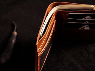 Шкіряний гаманець з промальованим тисненням зображення стародавнього воїна месника. ручний пошив, якісна італійська шкіра, 