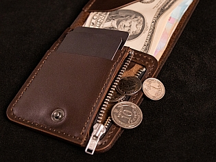 Гаманець з відкритим відділом для купюр, компактним формфактором, монетницею та відділами для карток