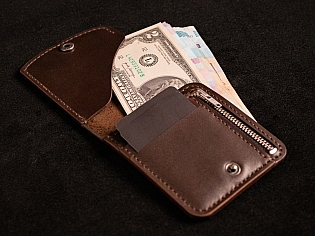 Гаманець з відкритим відділом для купюр, компактним формфактором, монетницею та відділами для карток