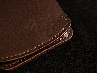 Гаманець з відкритим відділом для купюр, компактним формфактором, монетницею та відділами для карток