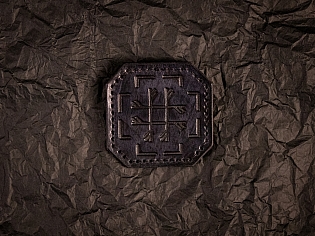 Патч із тисненим слов’янським або солярним орнаментом