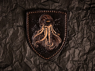 Шкіряний патч із тисненим зображенням восьминога-мотоцикліста Шкіряний патч із тисненим зображенням восьминога-мотоцикліста