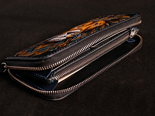 Шкіряний гаманець на рівну банкноту на замочку з тисненням та кольоровим рішенням малюнку