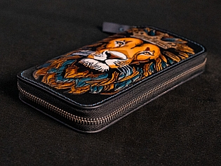 Шкіряний гаманець на рівну банкноту на замочку з тисненням та кольоровим рішенням малюнку