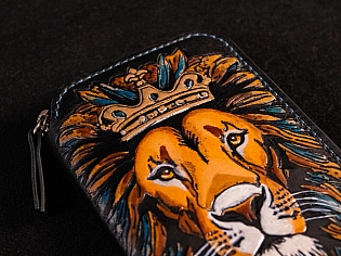 Шкіряний гаманець на рівну банкноту на замочку з тисненням та кольоровим рішенням малюнку