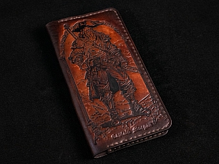 Шкіряний гаманець на рівну купюру з тисненням та розмальовкою пірат на лицевій та кораблем на тильній стороні виробу