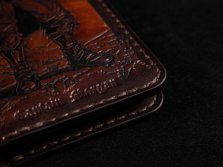 Шкіряний гаманець на рівну купюру з тисненням та розмальовкою пірат на лицевій та кораблем на тильній стороні виробу