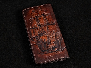 Шкіряний гаманець на рівну купюру з тисненням та розмальовкою пірат на лицевій та кораблем на тильній стороні виробу