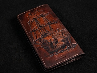 Шкіряний гаманець на рівну купюру з тисненням та розмальовкою пірат на лицевій та кораблем на тильній стороні виробу