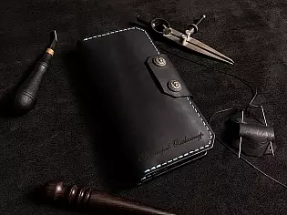 Шкіряне портмоне вміщає два відділи для купюр та дванадцять відділів для карток