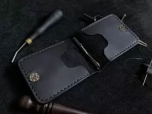 Чоловічий стильний шкіряний затиск для купюр на внутрішній магнітній кнопці вміщає 2 відділи для карток