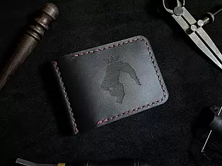 Чоловічий стильний шкіряний затиск для купюр на внутрішній магнітній кнопці вміщає 2 відділи для карток