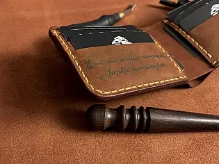 Шкіряний гаманець кишеньковий пошитий вручну вміщає 2 таємних та 6 відділів для карток защіпка кнопка