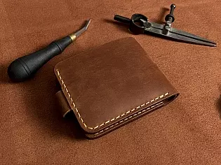 Шкіряний гаманець кишеньковий пошитий вручну вміщає 2 таємних та 6 відділів для карток защіпка кнопка
