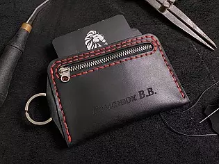 Шкіряний брелок з двома зовнішніми кишеньками на замочку та відділом для карт посередині