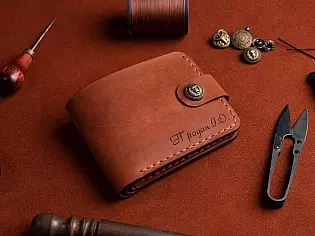 Виготовлений вручну шкіряний кишеньковий гаманець на кнопці вміщає 6 відділів для карток